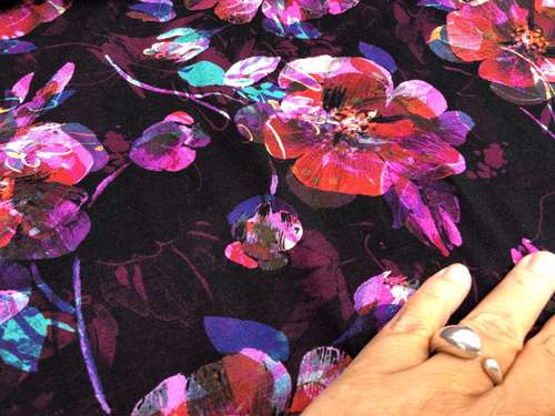 Viscosejersey - smuk dyb violet med blomster på